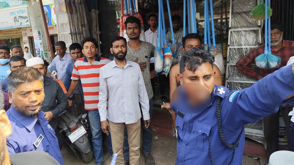 গাড়ির কাগজপত্র দেখতে চাওয়ায় ট্রাফিক পুলিশকে মারধর