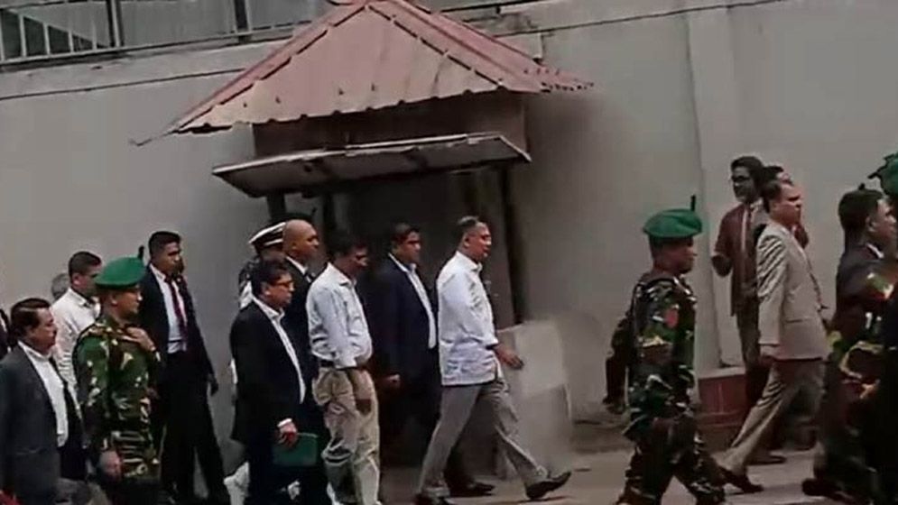 সচিবালয় থেকে হেঁটে ওসমানী মিলনায়তনে গেলেন প্রধানমন্ত্রী