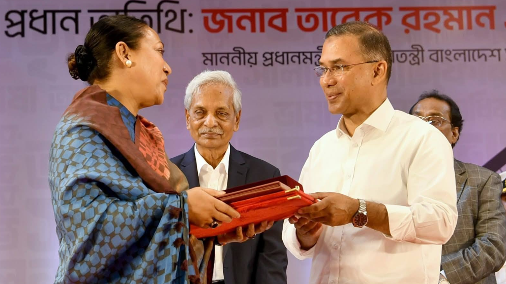 আইয়ুব বাচ্চুর একুশে পদক গ্রহণ করলেন তার স্ত্রী চন্দনা