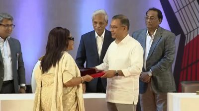 একুশে পদক প্রদান করলেন প্রধানমন্ত্রী