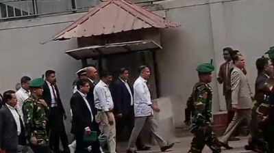 সচিবালয় থেকে হেঁটে ওসমানী মিলনায়তনে গেলেন প্রধানমন্ত্রী