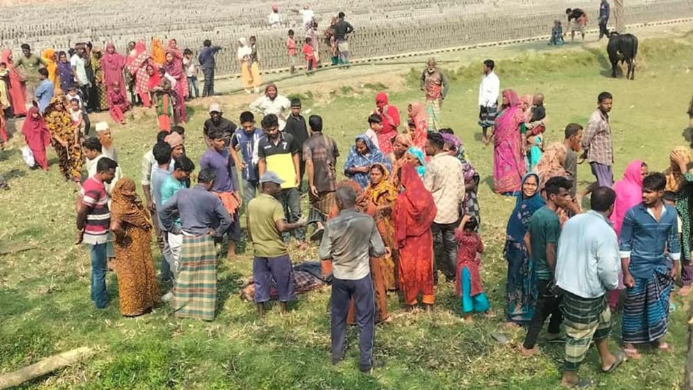 গরুবোঝাই ভ্যান খাদে পড়ে নিহত ২