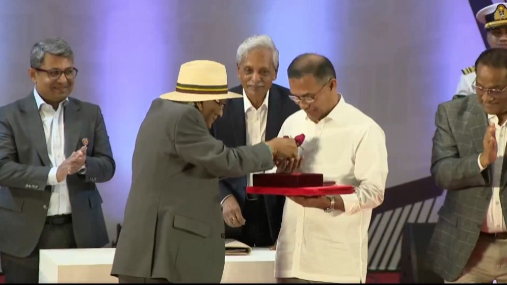 প্রধানমন্ত্রীকে লাল গোলাপ উপহার দিলেন শফিক রেহমান