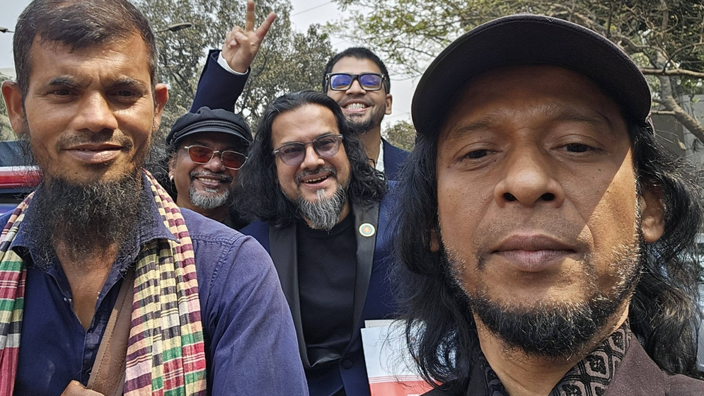 একুশে পদক নিয়ে রিকশা করে ফিরল ওয়ারফেজ
