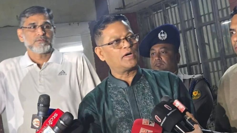 নিজেই রাস্তায় নেমেছি, অপরাধীদের ছাড় নেই: মধ্যরাতে মোহাম্মদপুরে আইজিপি