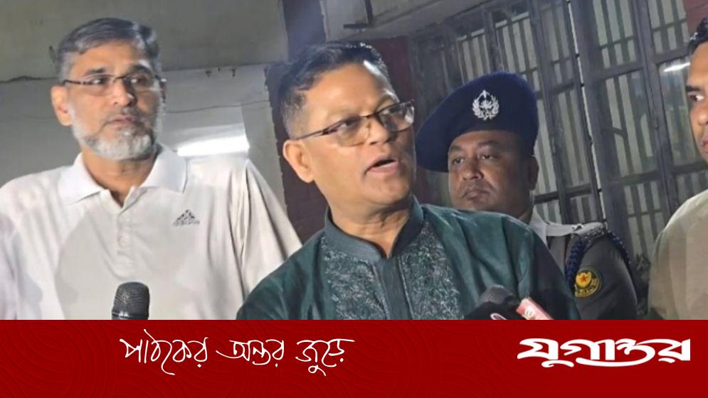 নিজেই রাস্তায় নেমেছি, অপরাধীদের ছাড় নেই: মধ্যরাতে মোহাম্মদপুরে আইজিপি