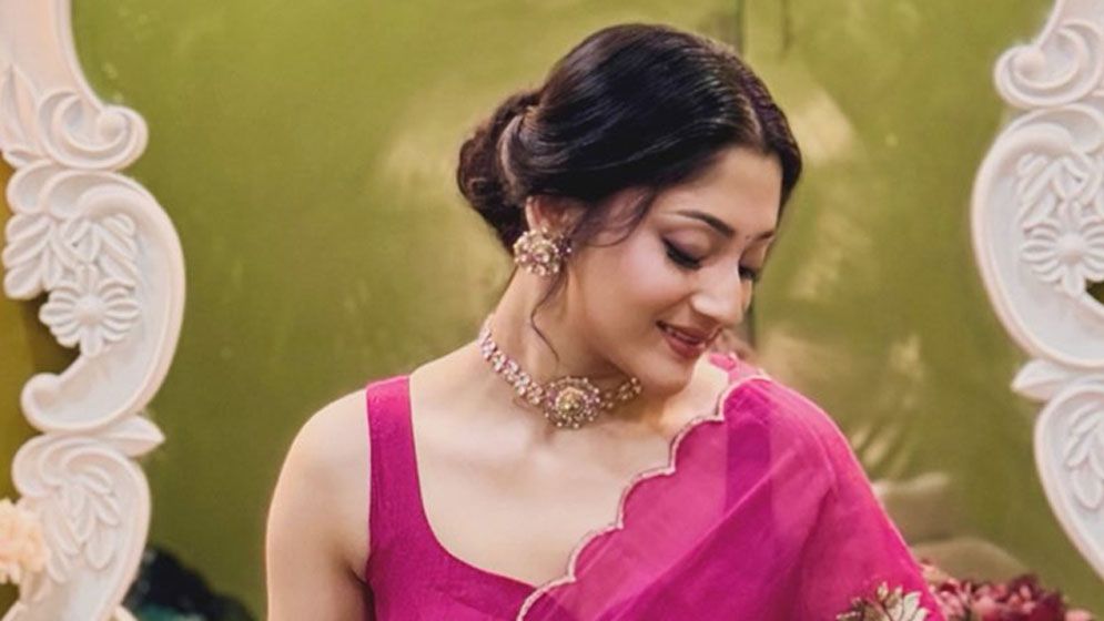 ঐতিহ্যের সঙ্গে লাবণ্যের ছোঁয়ায় পূজা চেরি