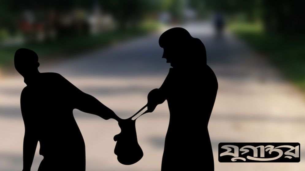 যাত্রীর গলায় ছুরি ধরে ছিনতাই রিকশাচালকের