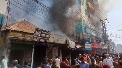 শহরে আগুনে পুড়ল ব্যাংকসহ অর্ধশতাধিক দোকান