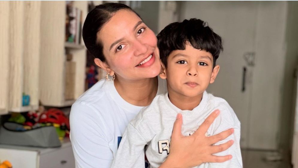 ছেলেকে নিয়ে দুবাইয়ের হোটেলে আটকা শুভশ্রী