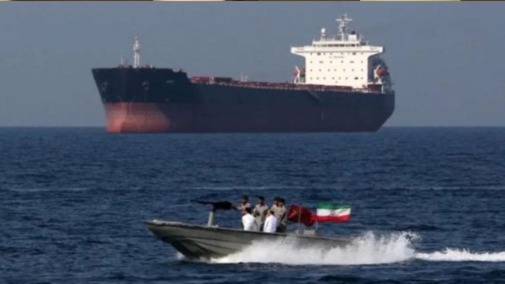 হরমুজ প্রণালী বন্ধ, জাহাজ এলে আগুন দেওয়া হবে