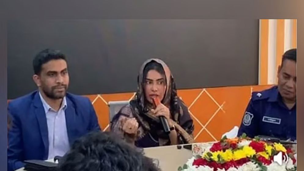 প্রশাসনিক সভায় এমপি রেজা কিবরিয়ার স্ত্রী, সেই ইউএনও-এসি ল্যান্ডকে বদলি