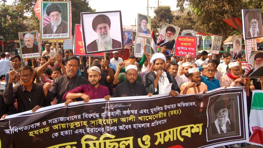 খামেনি হত্যার প্রতিবাদে বগুড়ায় বিক্ষোভ, ইসরাইলি পতাকায় আগুন