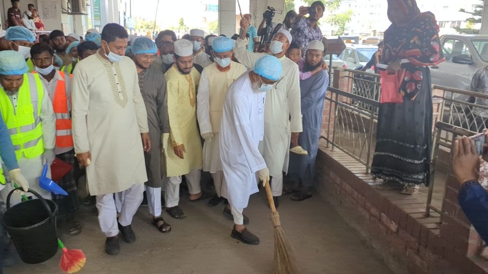 হাসপাতাল পরিদর্শনে গিয়ে ঝাড়ু দিলেন এমপি আবদুল খালেক