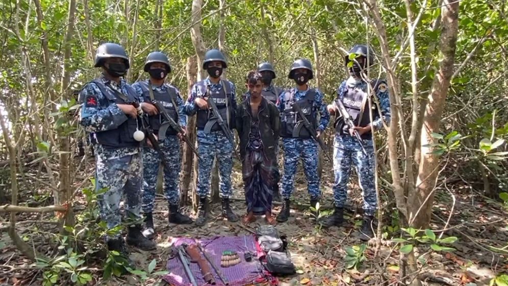 সুন্দরবনের গহীনে মাটি খুঁড়ে অস্ত্র-গুলি লুকিয়ে রাখে দস্যুরা