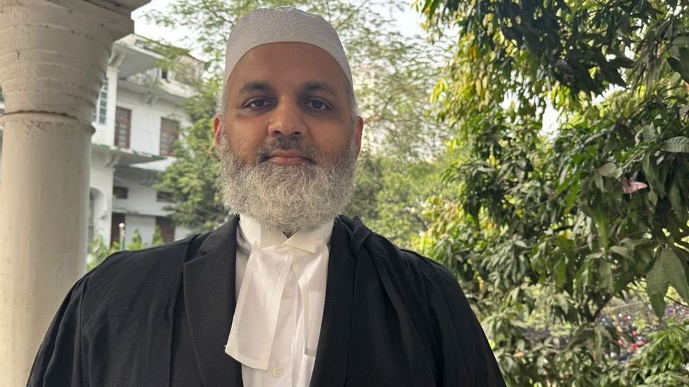 আলোচনার শীর্ষে ব্যারিস্টার মোমেন
