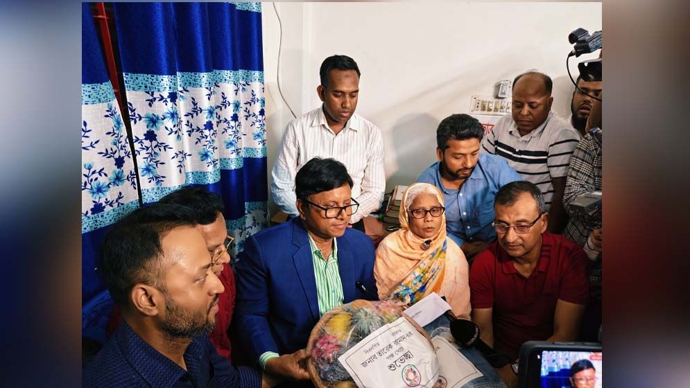 ধানের শীষে ভোট দিতে চাওয়া অসুস্থ বৃদ্ধার পাশে প্রধানমন্ত্রী তারেক রহমান