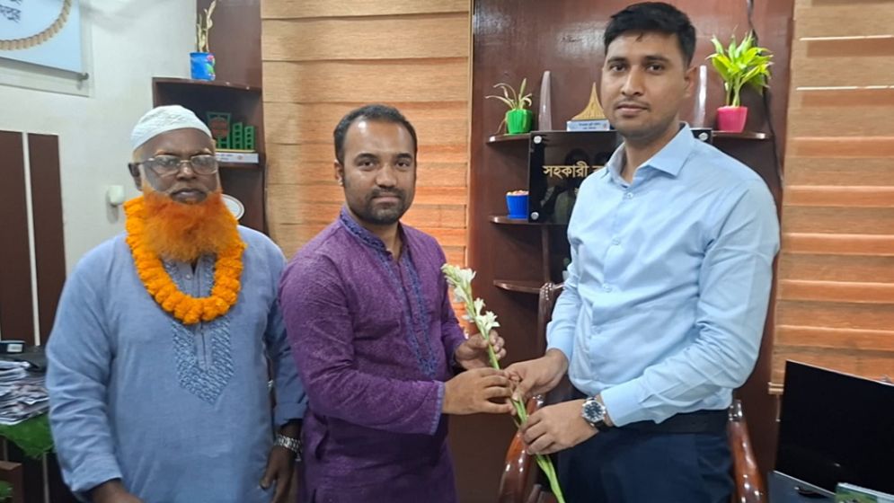 কুড়িয়ে পাওয়া দেড় লাখ টাকা নিয়ে মাইকিং, অতঃপর...