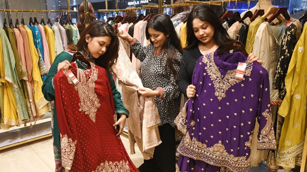 যমুনা ফিউচার পার্কে জমজমাট কেনাকাটা