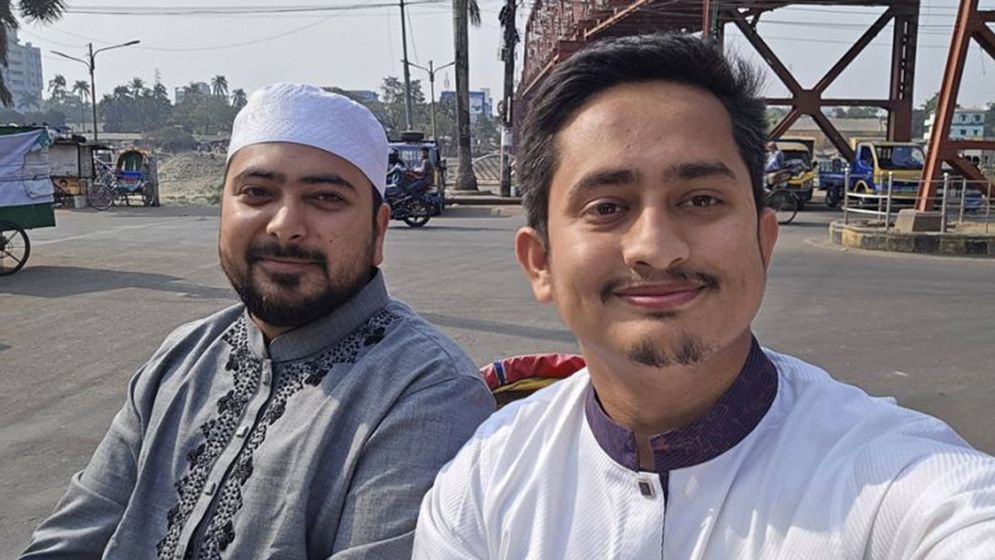 রিকশায় নগর ভ্রমণ নাহিদ-সারজিসের