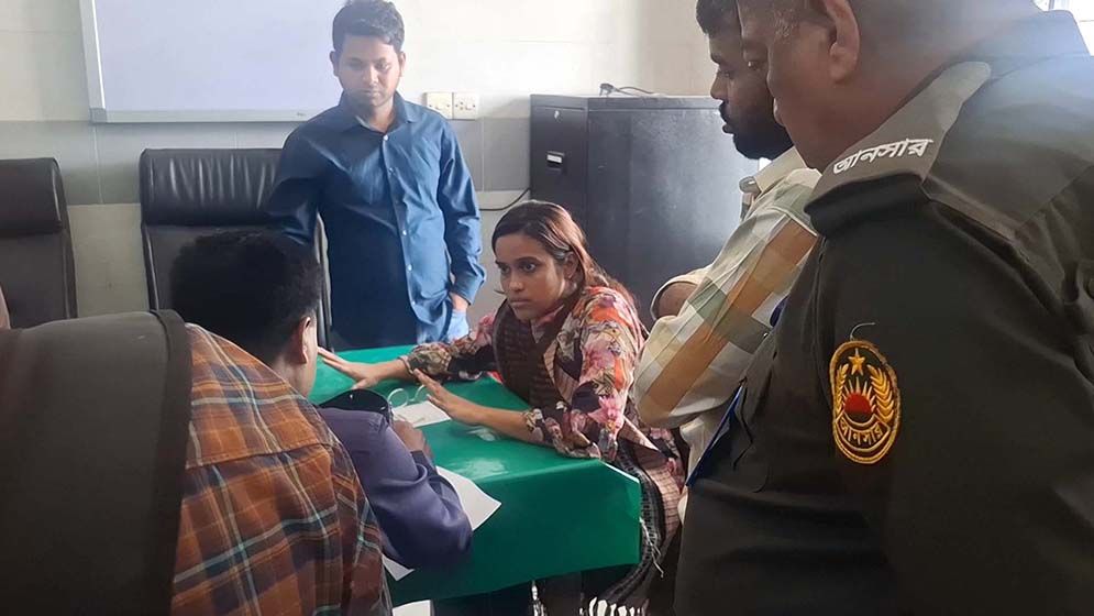 টাঙ্গাইল ছাত্র ফেডারেশনের সভাপতি বীথি অবরুদ্ধ, লাঞ্ছিতের অভিযোগ