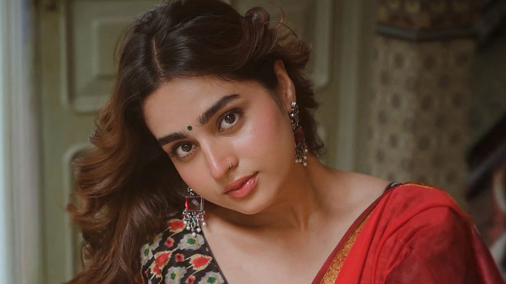 প্রতিদিনই আমাকে ধর্ষণের হুমকি দেওয়া হচ্ছে: আয়েশা খান