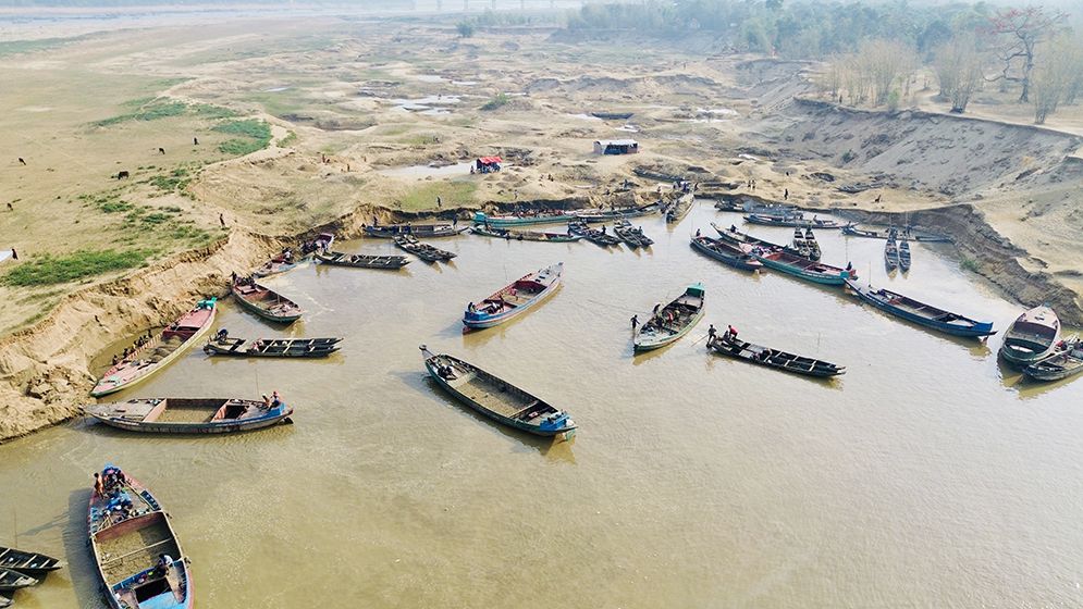 জাদুকাটা নদীর তীর কেটে অবৈধ বালু উত্তোলন, বদলে যাচ্ছে গতিপথ