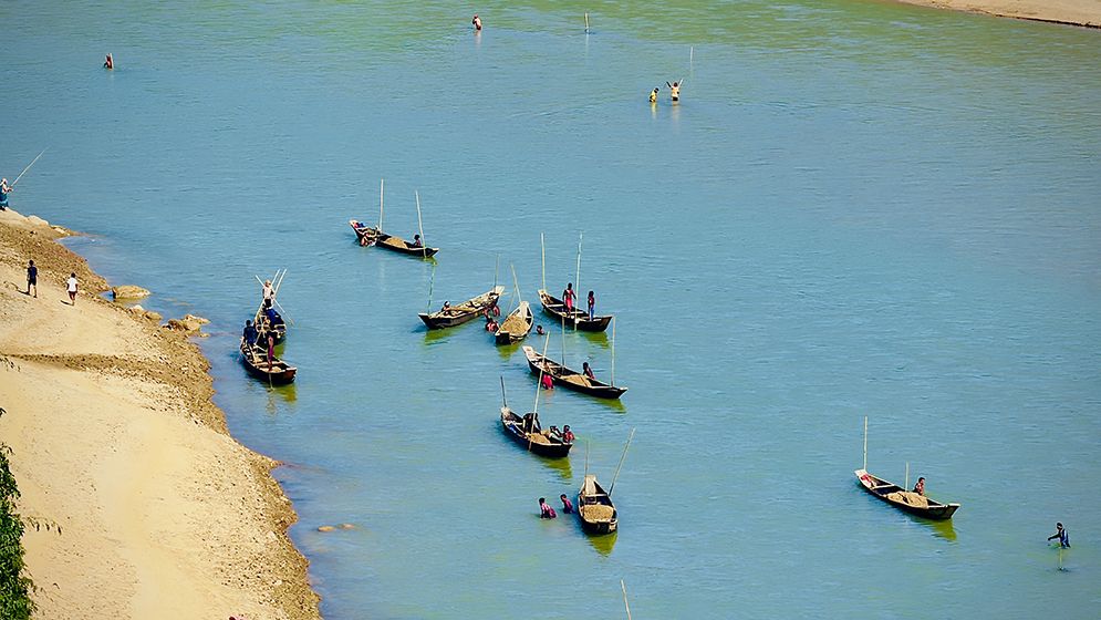 জাদুকাটা নদীর তীর কেটে অবৈধ বালু উত্তোলন, বদলে যাচ্ছে গতিপথ