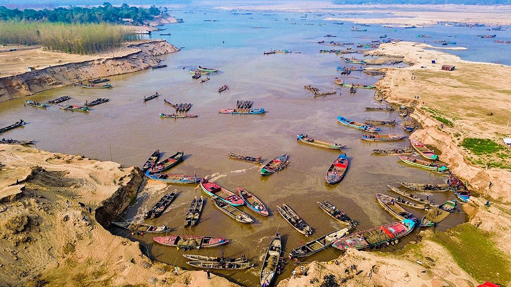 জাদুকাটা নদীর তীর কেটে অবৈধ বালু উত্তোলন, বদলে যাচ্ছে গতিপথ