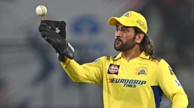 জরিমানা গুনলেন ধোনি