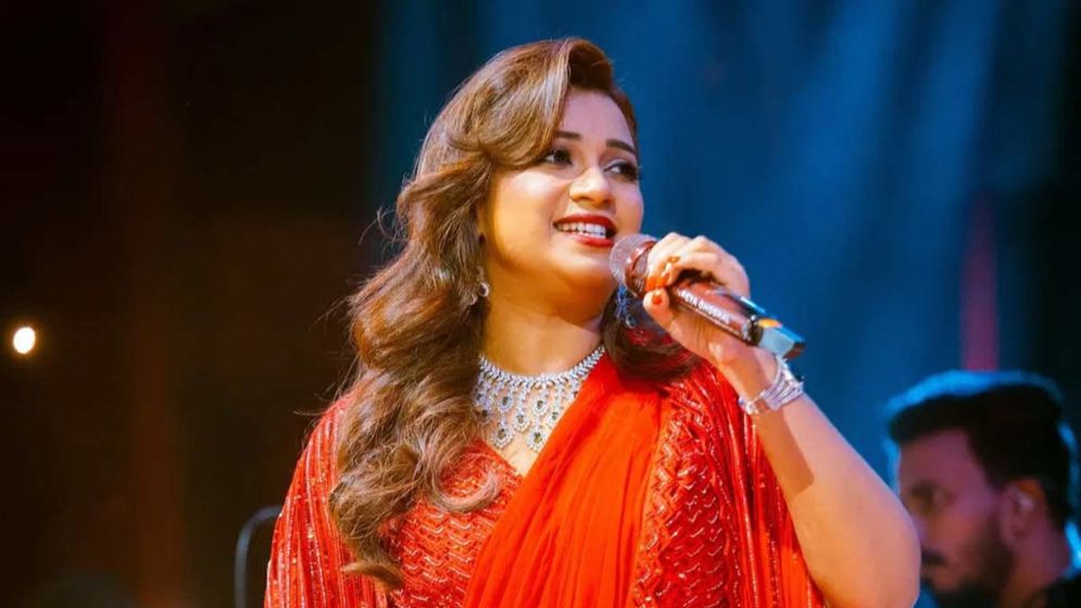 মঞ্চে গান ফাঁকি দিয়ে শুধু ঠোঁট নাড়ানো গায়কদের ধুয়ে দিলেন শ্রেয়া ঘোষাল