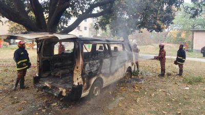 গোমস্তাপুর হাসপাতালের পরিত্যক্ত অ্যাম্বুলেন্সে আগুন