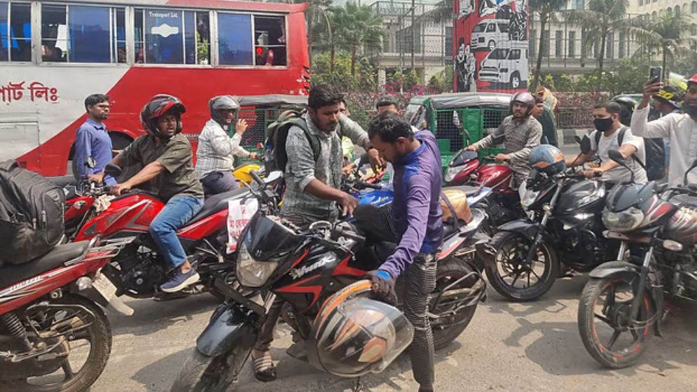 ছুটির দিনেও ফিলিং স্টেশনে উপচে পড়া ভিড়, লাইনে দাঁড়ানো নিয়ে হাতাহাতি