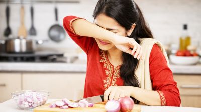 যেভাবে পেঁয়াজ কাটলে জ্বলবে না চোখ