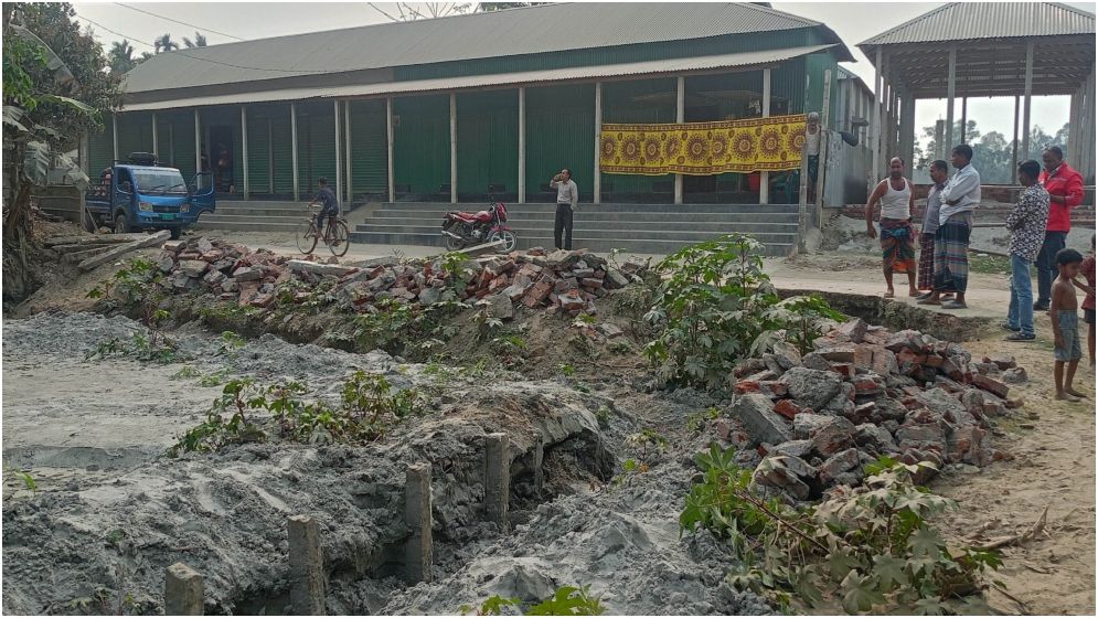রাস্তার গাইডওয়াল ভেঙে ইট-খুঁটি নিয়ে যাওয়ার অভিযোগ যুবদল নেতার বিরুদ্ধে