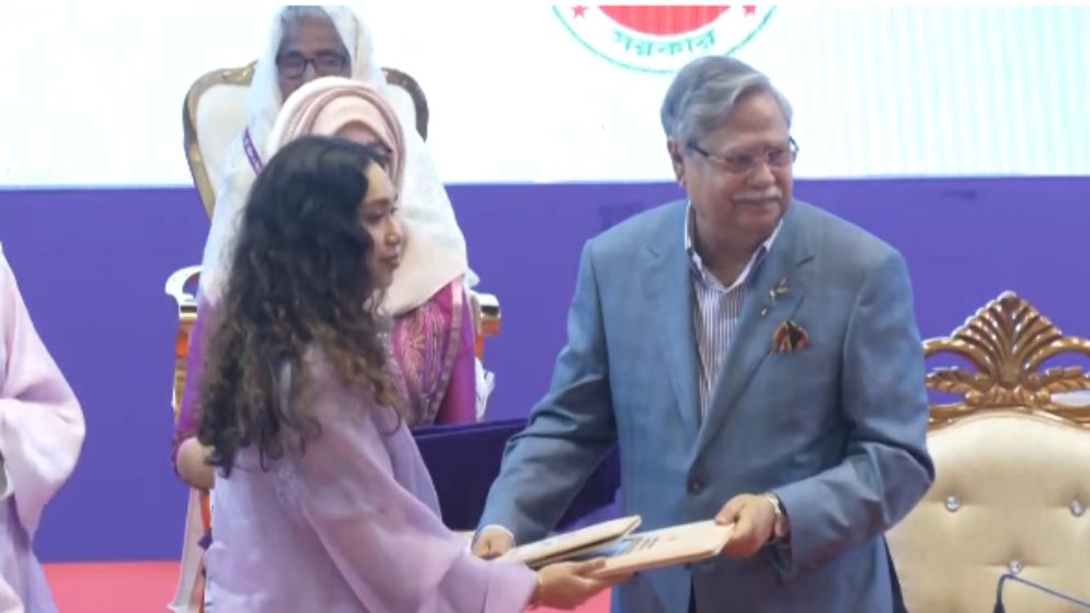 বেগম খালেদা জিয়ার মরণোত্তর পুরস্কার নিলেন নাতনি জাইমা রহমান