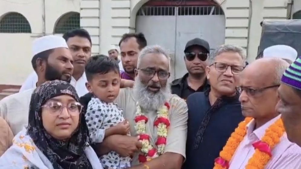 জামিনে মুক্তির পর আ.লীগ নেতাকে ফুলের মালা দিয়ে বরণ বিএনপির এমপির