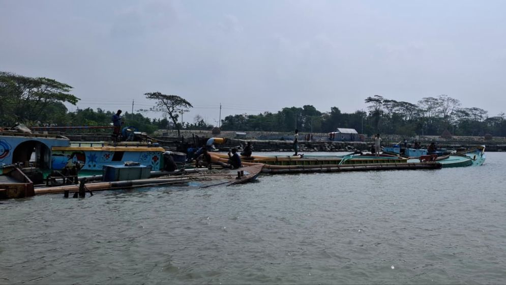 ছাত্রদল নেতার নেতৃত্বে তেঁতুলিয়া নদীতে বালু উত্তোলন, ঝুঁকিতে  লক্ষাধিক মানুষ