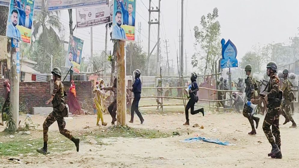 বেতন-বোনাসের দাবিতে ঢাকা-ময়মনসিংহ মহাসড়ক অবরোধ