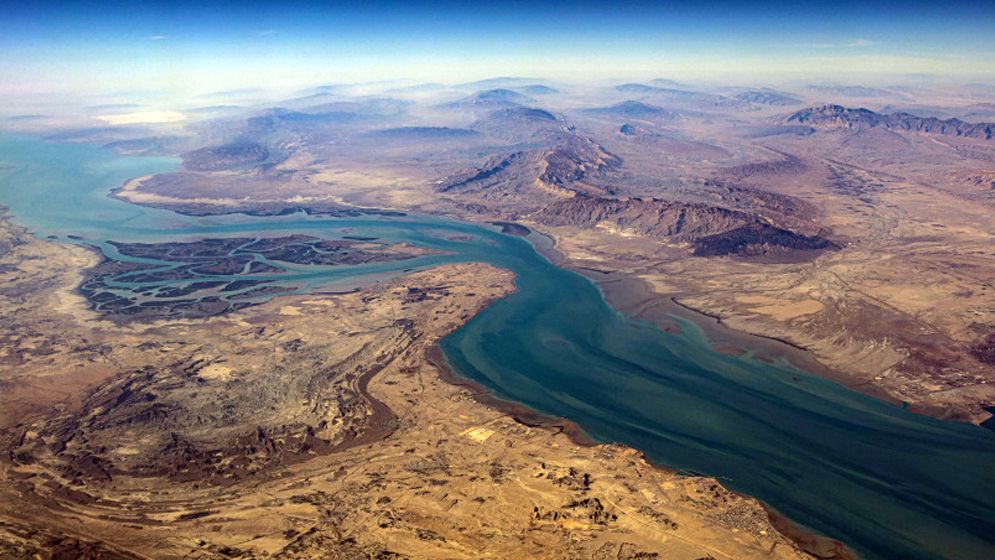 হরমুজ প্রণালী দিয়ে চলাচলে অনুমতি লাগবে: ইরান