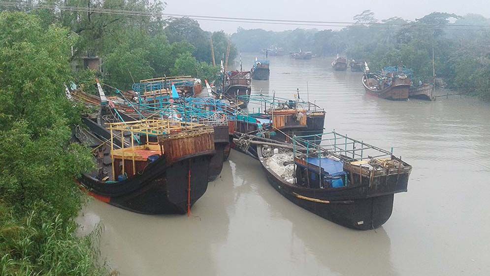 ডিজেল সংকট, সাগরে যেতে পারছে না মাছ ধরার ট্রলার