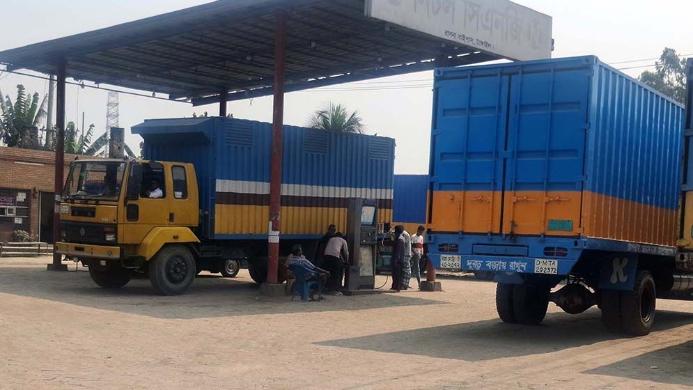 ঝুঁকি নিয়ে কাভার্ডভ্যান ভর্তি সিলিন্ডারে গ্যাস সরবরাহ