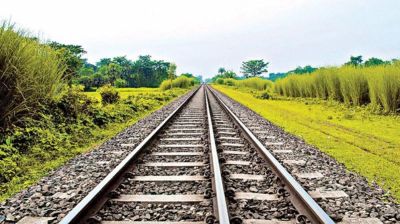 হেডফোন কানে লাগিয়ে রেললাইনে হাঁটার পরিণতি