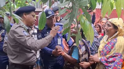 মাদারীপুরে হত্যার জেরে ৩০ ঘরে আগুন, পরিদর্শনে ডিআইজি