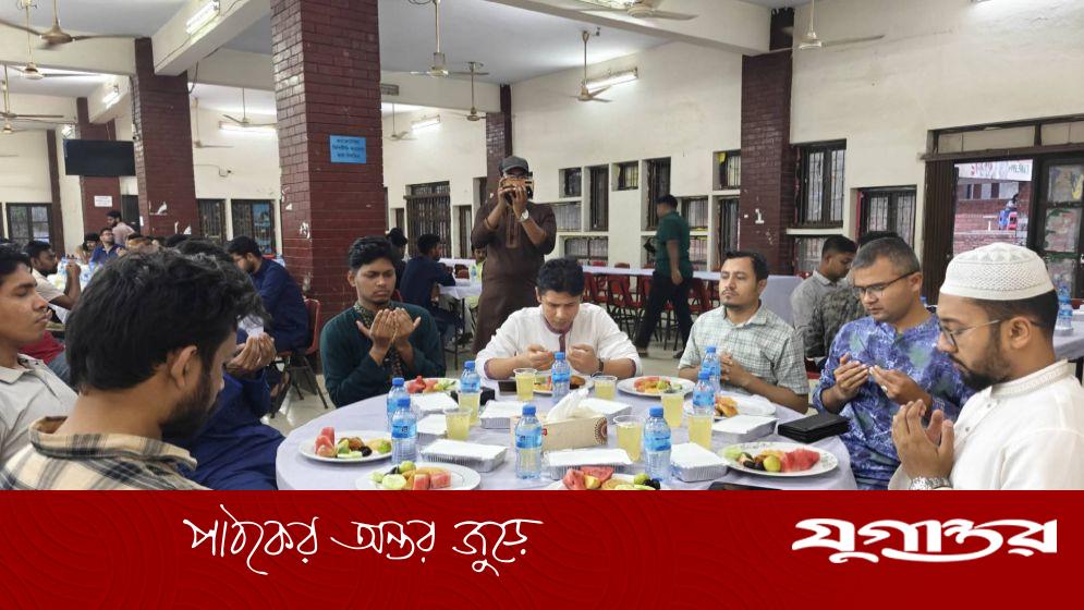 জাবি ক্যাম্পাসে সম্প্রীতির বার্তা: ভিন্ন মতের ছাত্রনেতাদের এক টেবিলে ইফতার