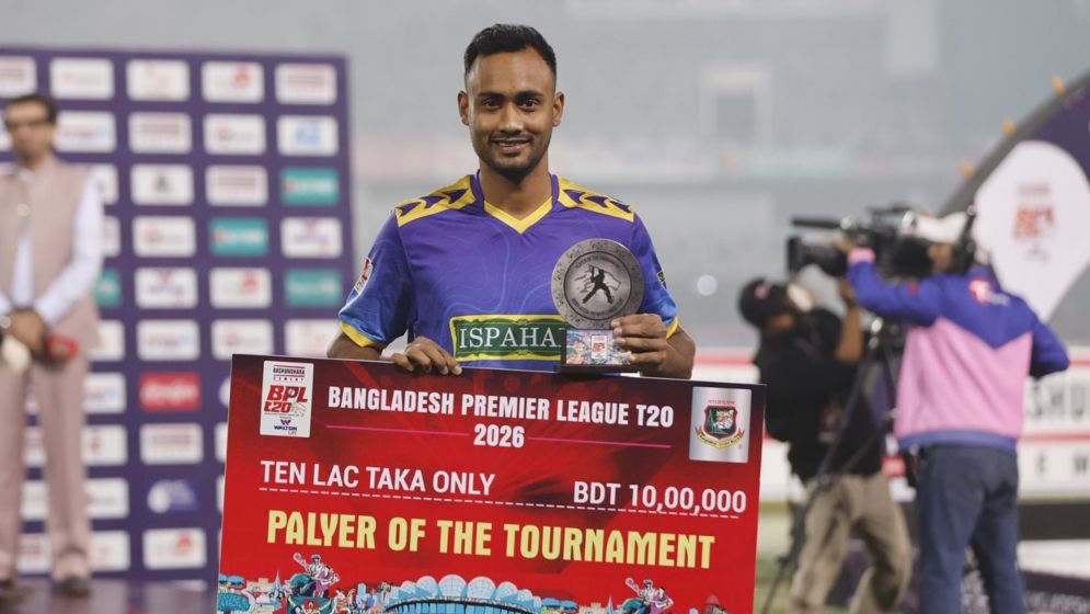 প্রতিশ্রুতি মোতাবেক বিপিএলের টুর্নামেন্ট সেরার টাকা মাঠকর্মীদের দিলেন শরিফুল