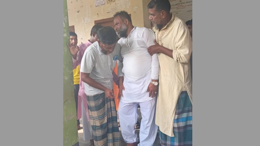 ভিজিএফের তালিকা তৈরিতে অনিয়মের অভিযোগ, চেয়ারম্যানের ওপর হামলা