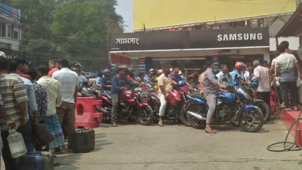 রাঙামাটিতে তেলের পাম্পে দীর্ঘ লাইন, গ্রাহকদের মারামারি