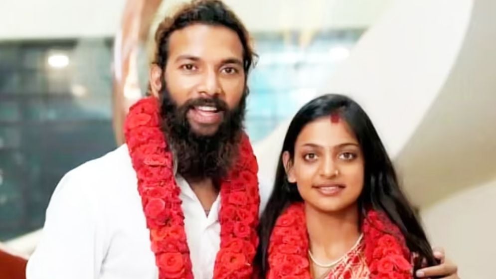 ভিন্ন ধর্মের ছেলেকে বিয়ে, আলোচনায় মহাকুম্ভের সেই মোনালিসা