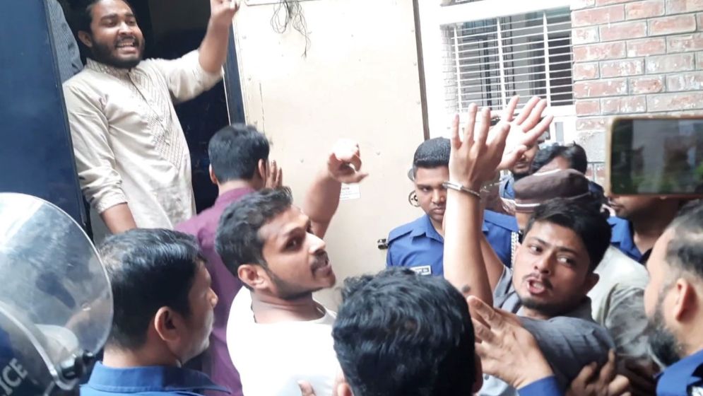 বাস পোড়ানো মামলায় বৈছাআর ২ নেতার রিমান্ড, ৫ জন কারাগারে
